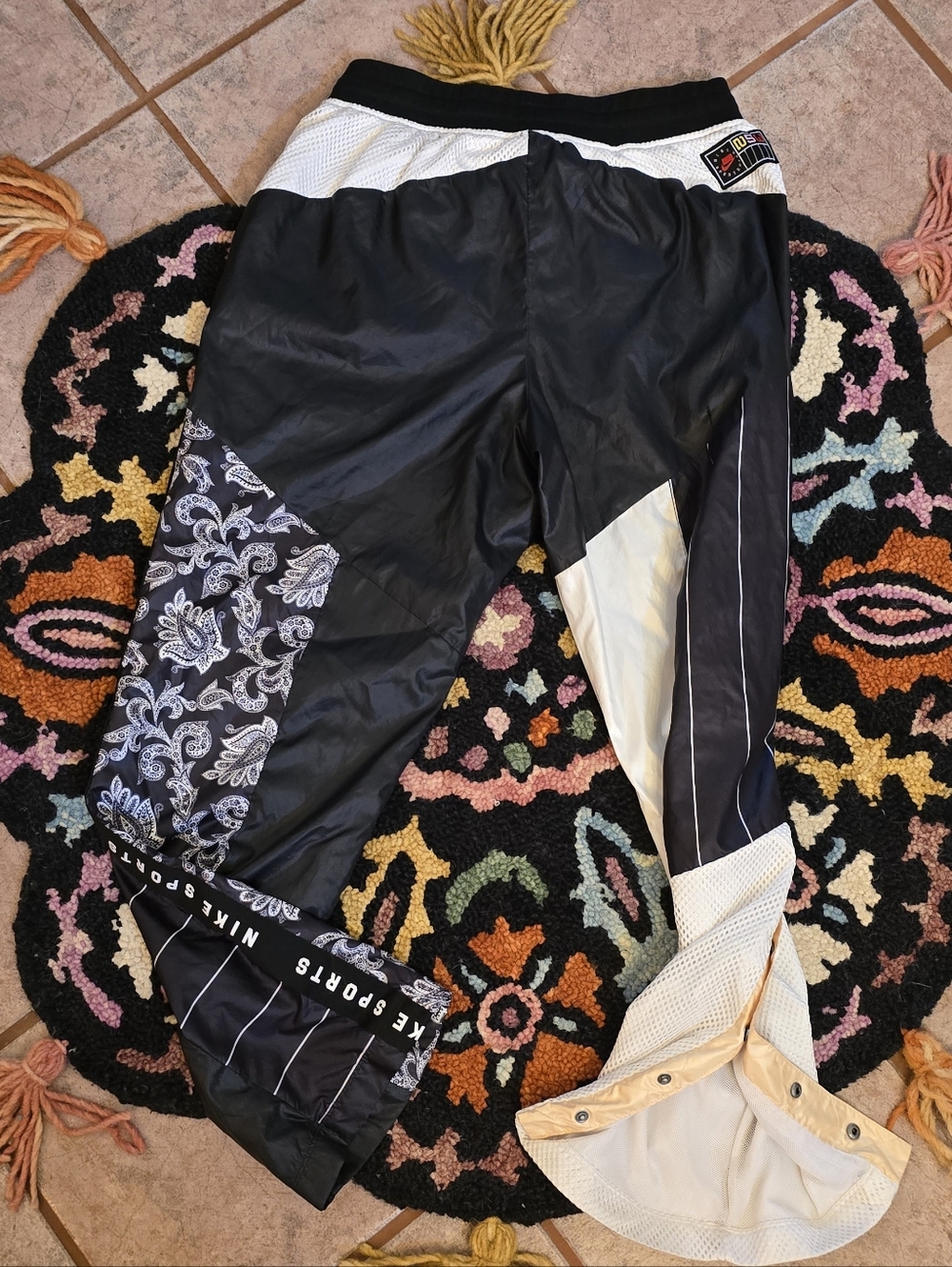 🔥🔥Nike Black Patchwork Bandana-Accent Track Pants🔥🔥 SIZE L WOMENS - Picture 4 of 6